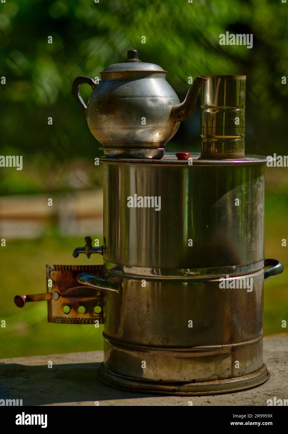 Ofen im Freien mit Wasserkocher und Wasserkocher Stockfoto