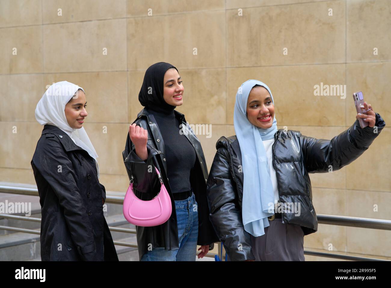 Drei arabische Freunde machen Selfie. Junge muslimische Frauen leben Stockfoto