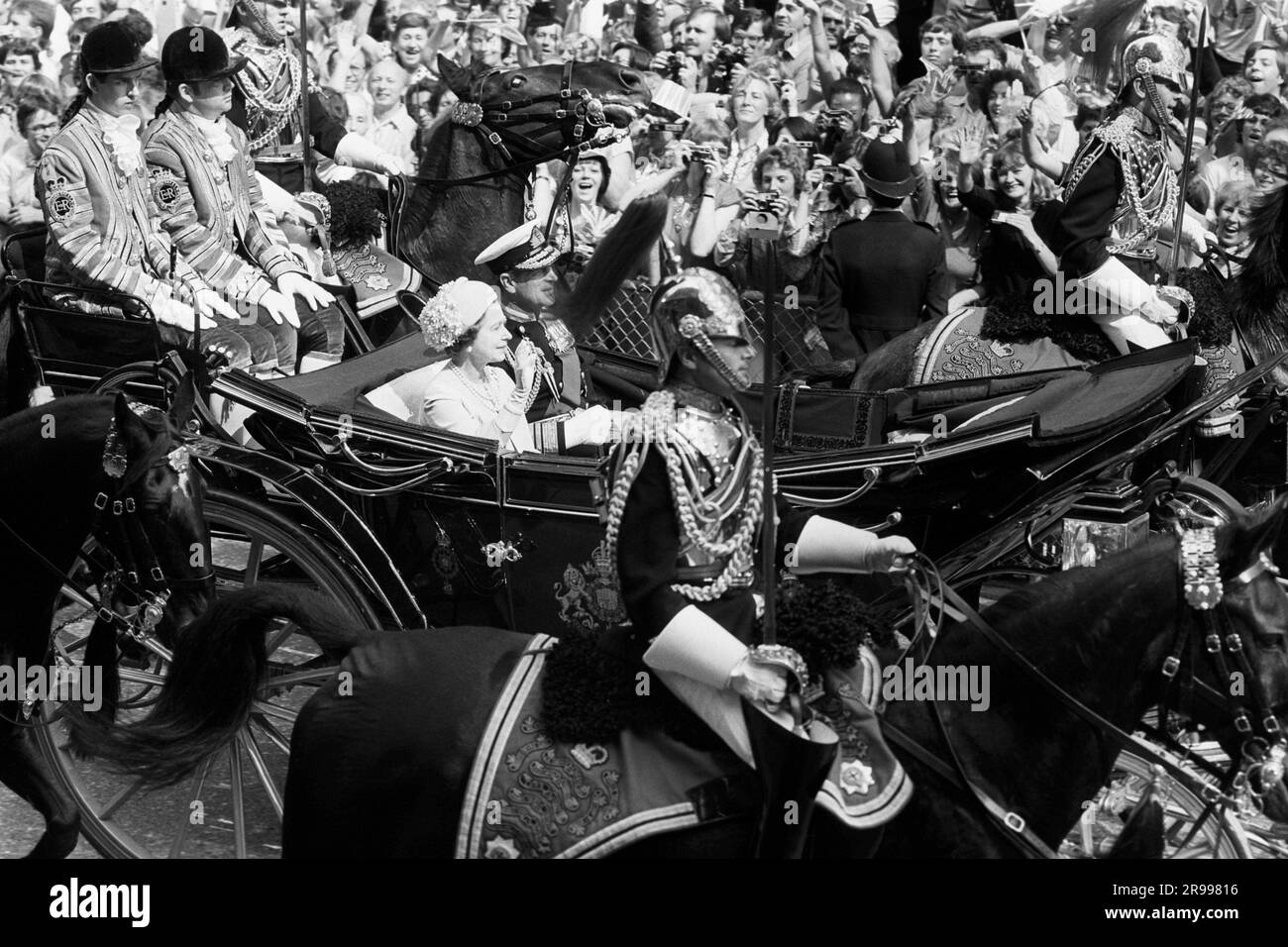 Datei Foto vom 29/07/81 von der Queen und dem Duke of Edinburgh, die Fleet Street entlang fahren, für die königliche Hochzeit des Prinzen von Wales und Lady Diana Spencer. Der ehemalige Diener Paul Whybrew (ganz links), der aufgrund seines Statuts von 6ft 4in im königlichen Haushalt den Spitznamen "Tall Paul" trägt, ist Teil eines Teams, das sich darum bemüht, zu entscheiden, was archiviert und was vertraulich bleibt. Ausgabedatum: Sonntag, 25. Juni 2023. Stockfoto