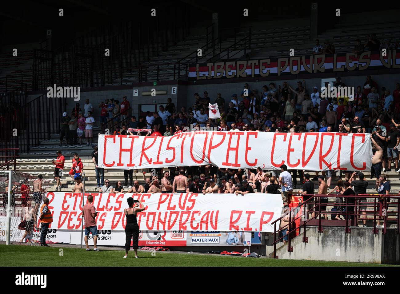 Mons, Belgien. 25. Juni 2023. Abbildung zeigt Banner aus der Öffentlichkeit, die auf den Tribünen zu Ehren von Mons' ehemaligem internationalen Spieler Cedric Roussel, Der gestern im Alter von 45 Jahren starb, zu Beginn eines freundschaftlichen Fußballspiels zwischen RAEC Mons und dem First Division Club Sporting Charleroi, Sonntag, den 25. Juni 2023 in Mons, in Vorbereitung auf die kommende Saison 2023-2023. BELGA FOTO DAVID STOCKMAN Kredit: Belga News Agency/Alamy Live News Stockfoto