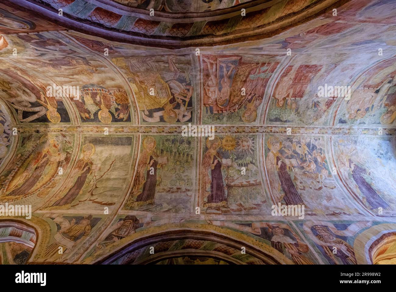 Glitzernde Renaissance-Fresken an der Decke der Kirche der heiligen dreifaltigkeit in hrastovlje slowenien lehren die ungebildeten Dorfbewohner von bibelgeschichten Stockfoto
