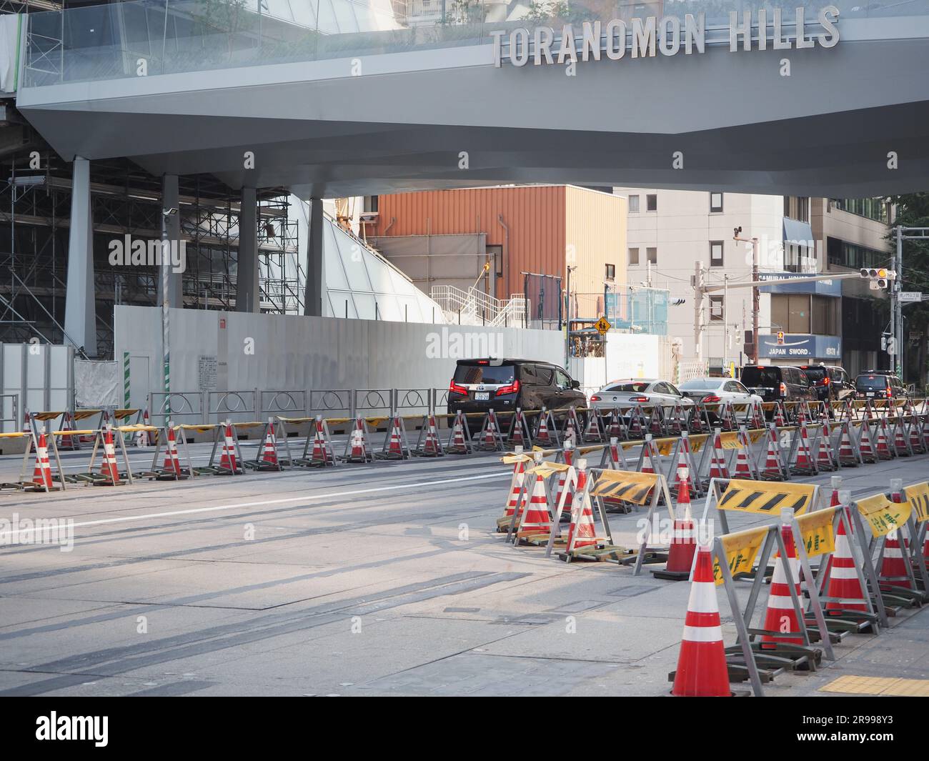 TOKIO, JAPAN - 25. Juni 2023: Brücke über eine Straße, die Teile der Unterkonstruktion Toranomon Hills Station Tower im Zentrum von Tokio verbindet. Stockfoto