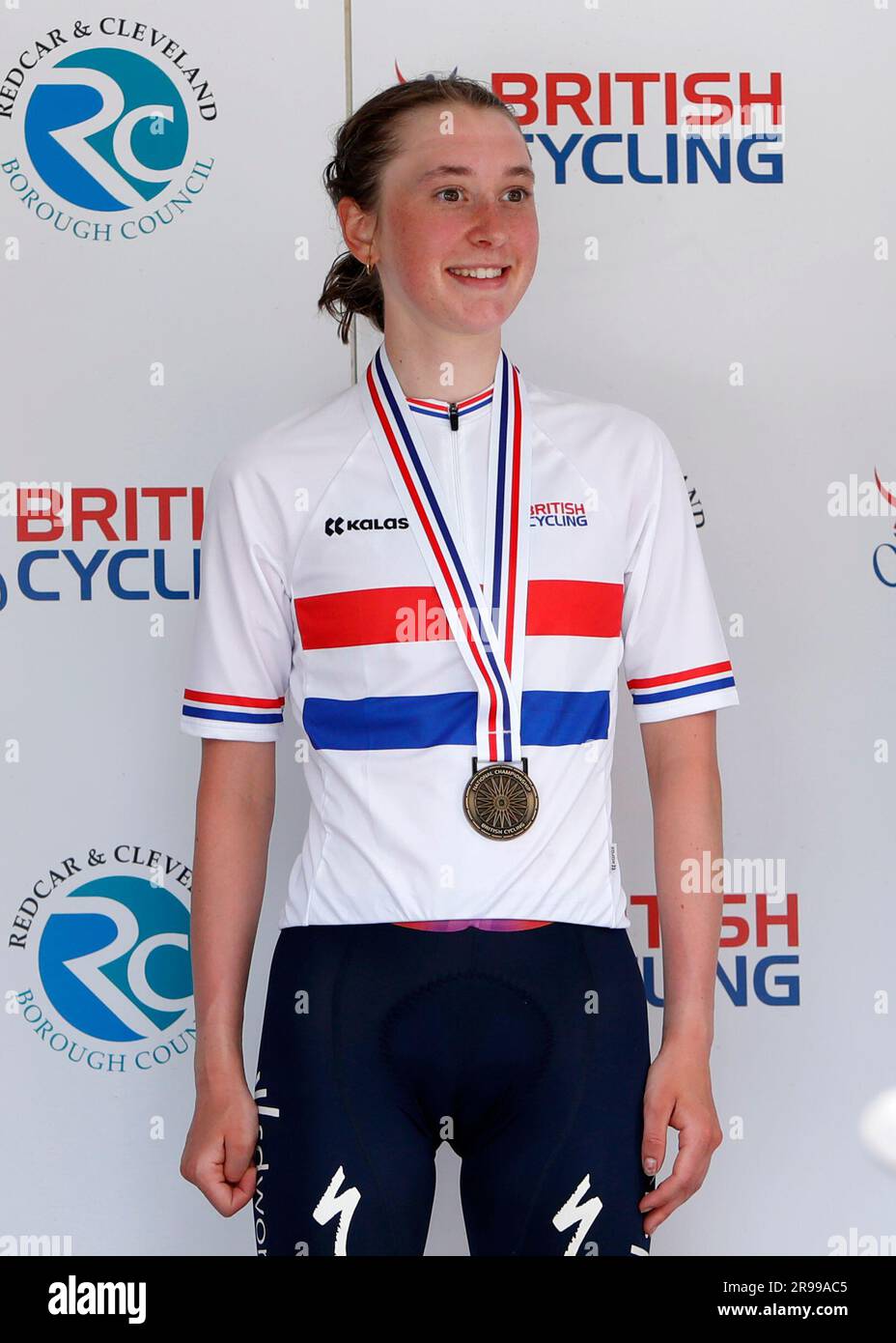 Anna Shackley von Team SD Worx posiert mit ihrer Goldmedaille, nachdem sie den Titel von U23 beim Straßenrennen der Frauen für die British National Road Championships 2023 in Saltburn in Redcar und Cleveland, North Yorkshire, gewonnen hat. Foto: Sonntag, 25. Juni 2023. Stockfoto