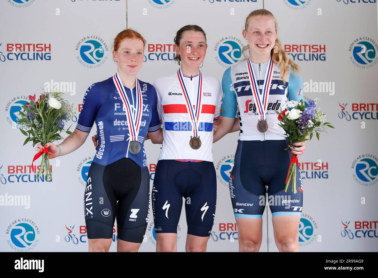 Elynor Backstedt von Trek-Segafredo (Bronze), Flora Perkins vom Fenix-Deceuninck Development Team (Silber) und Anna Shackley (Gold) von Team SD Worx (Gold) mit ihren Medaillen nach ihrem jeweiligen Platz in der Meisterschaft U23 im Straßenrennen der Frauen bei den British National Road Championships 2023 in Saltburn in Redcar und Clekshire, North Yorkshire. Foto: Sonntag, 25. Juni 2023. Stockfoto