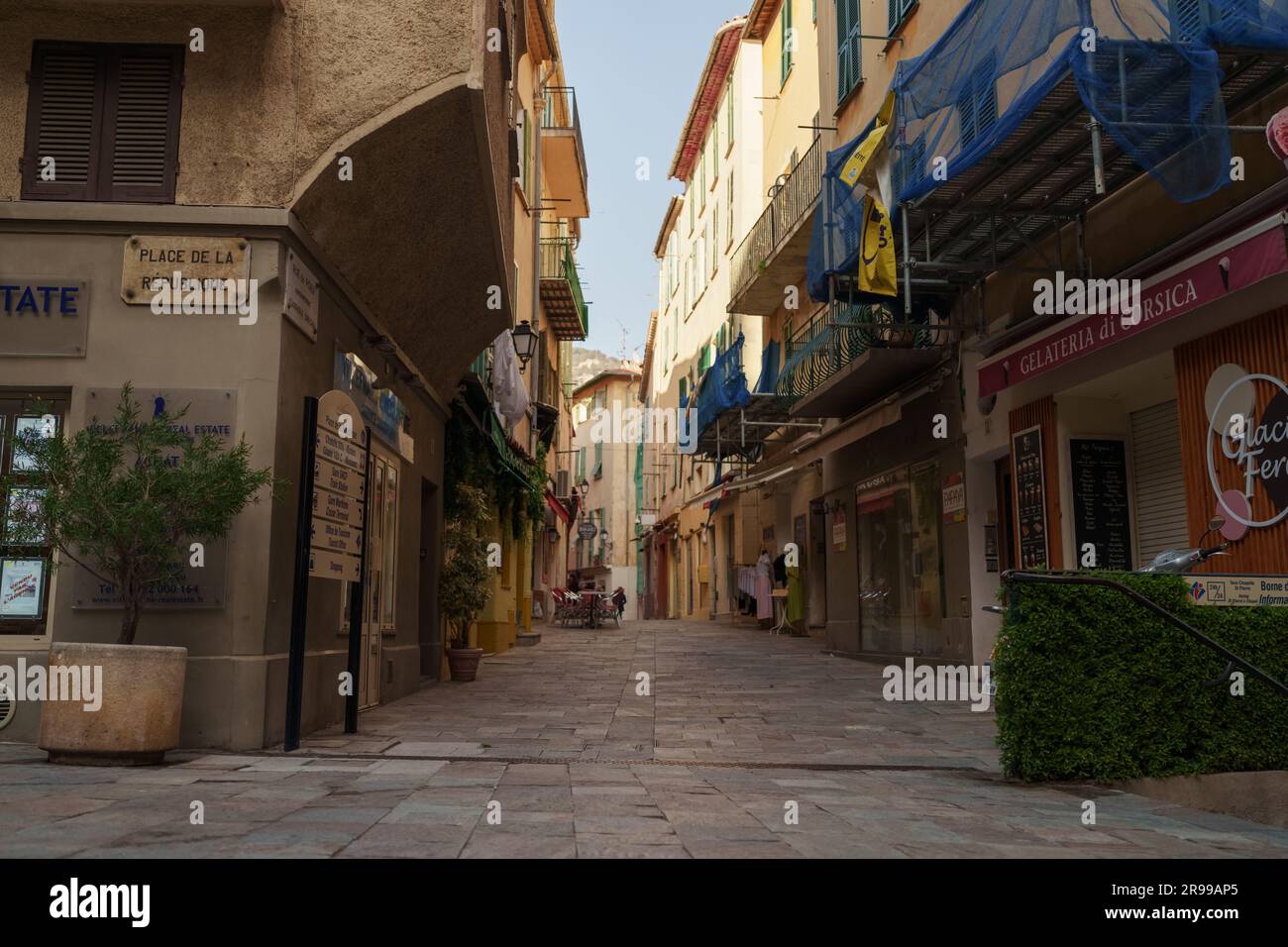 Villefranche-sur-Mer, Frankreich, 6. März 2023: Rue du Poilu Straße von Villefranche-sur-Mer im französischen Departement Alpes-Maritimes, Editorial conten Stockfoto