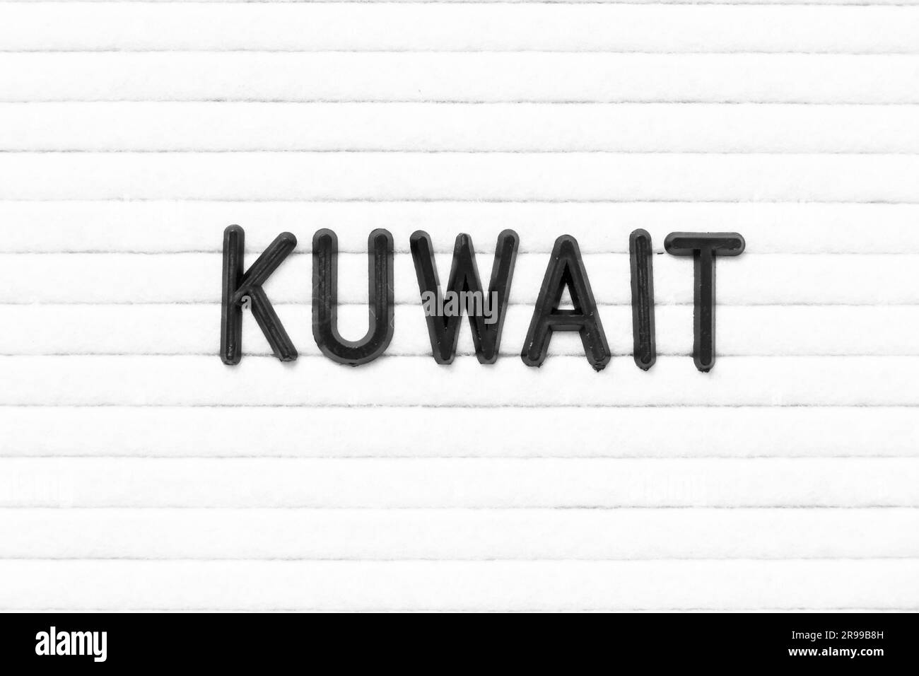 Schwarzer Buchstabe im Wort kuwait auf weißem Filzbretthintergrund Stockfoto