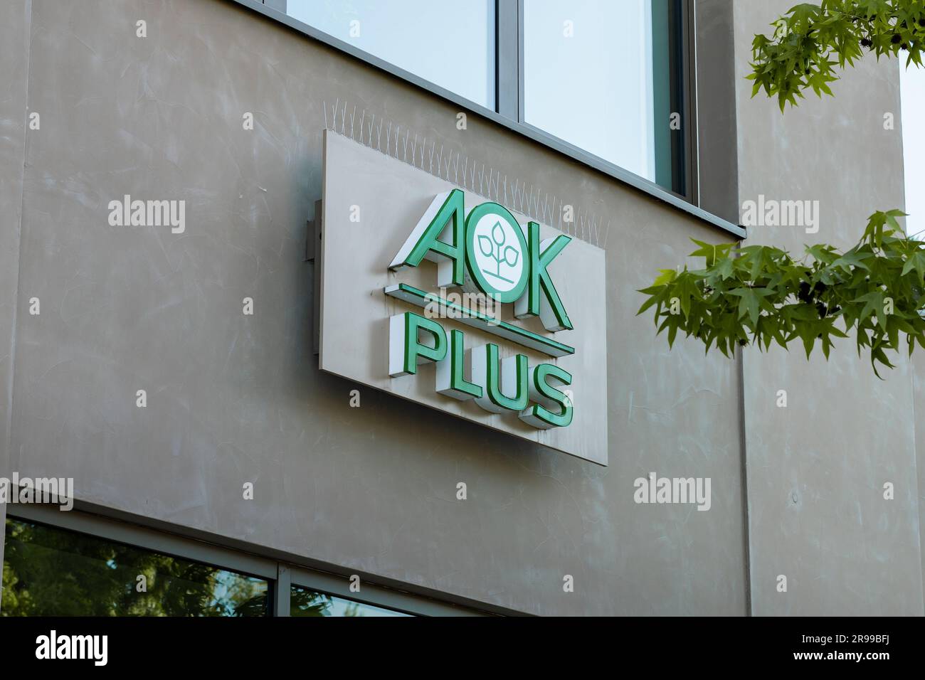 AOK Plus Logo der Krankenkasse Logo für Sachsen und Thüringen. An einer Gebäudefassade unterschreiben. Großer Arbeitgeber im Gesundheitswesen. Stockfoto