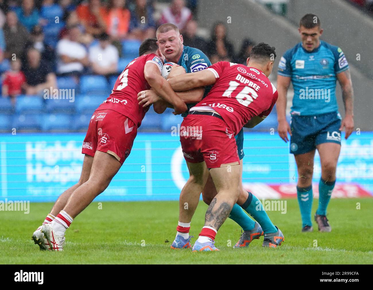 Wigan Warriors' Morgan Smithies (Centre) wird während des Spiels der Betfred Super League im AJ Bell Stadium in Salford von Salford Red Devils' Oliver Partington (links) und Tyler Dupree angegriffen. Foto: Sonntag, 25. Juni 2023. Stockfoto