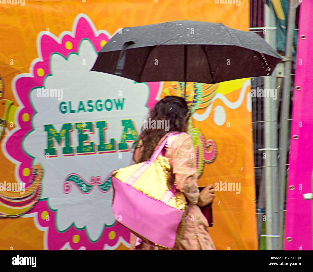 Glasgow, Schottland, Vereinigtes Königreich, 25. Juni 2023. UK Weather: Wet Mela im West End im Kelvingrove Park sah Einheimische und Touristen unter Bäumen und Sonnenschirmen, während die Schauspielerinnen und Schauspieler das Beste aus der geringen Anwesenheit machten. Credit Gerard Ferry/Alamy Live News Stockfoto