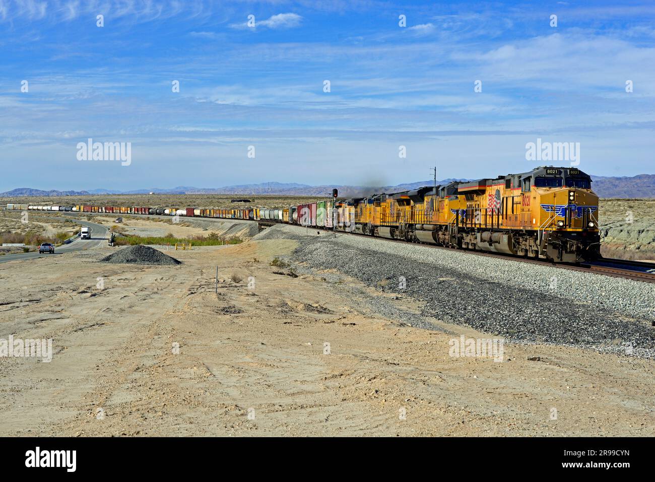 Der Güterzug Union Pacific fährt östlich entlang der Sunset Route am Salton Sea bei Ferrum in Südkalifornien. Stockfoto