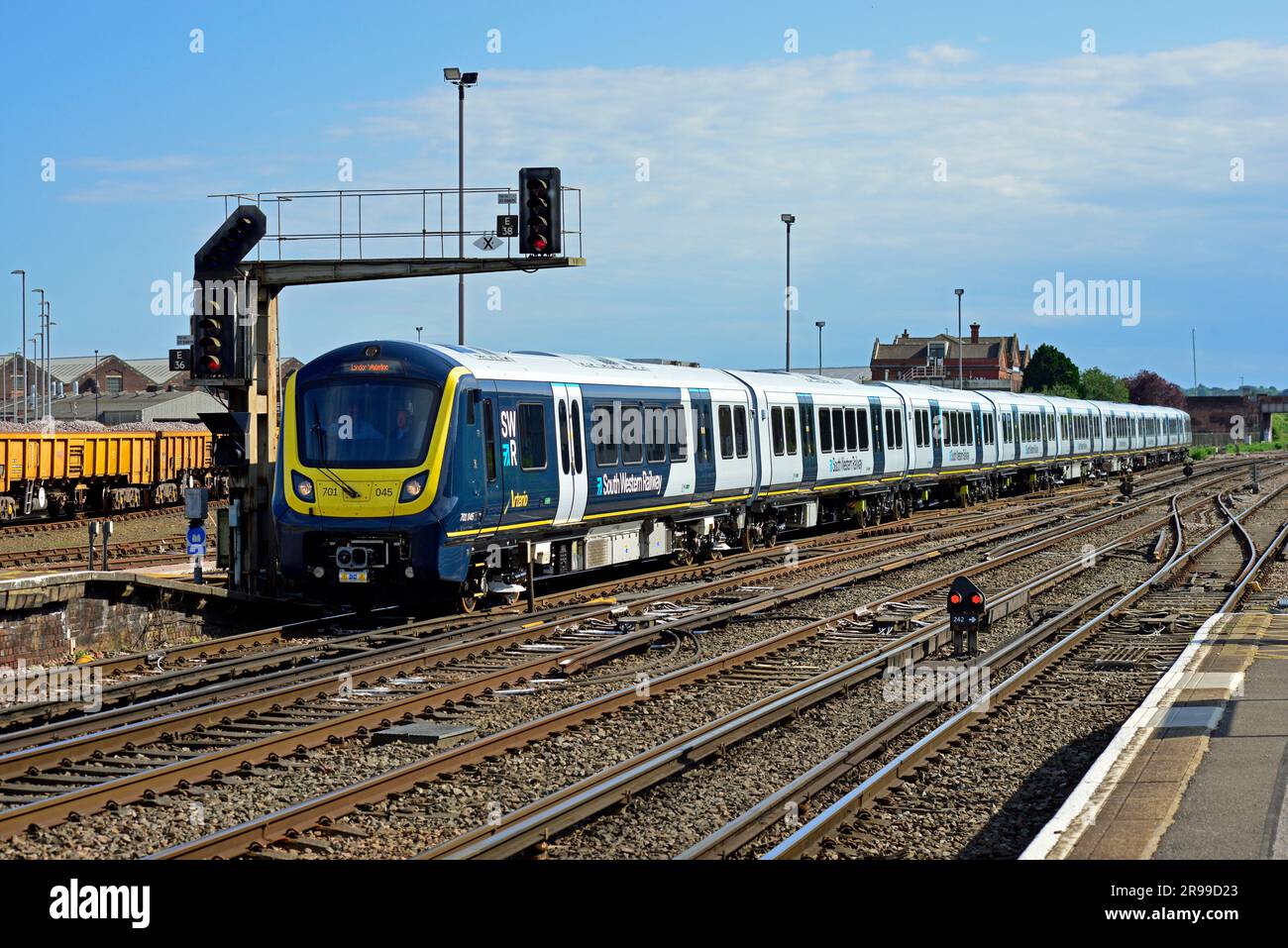 South Western Railway Class 701 arterio Electric Multiple Unit verlässt Eastleigh bei einem Testlauf. Stockfoto