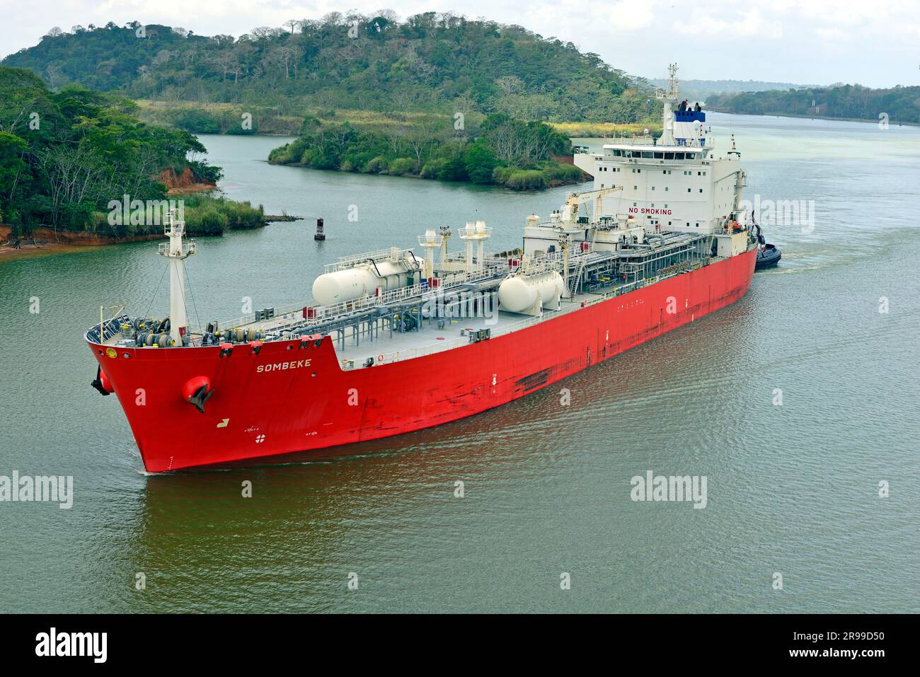Der Flüssiggastanker Sombeke durchquert den Gatun-See in Panama. Stockfoto