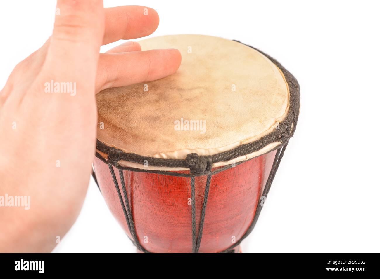Afrikanische rote Trommel isoliert auf weißem Hintergrund Stockfoto