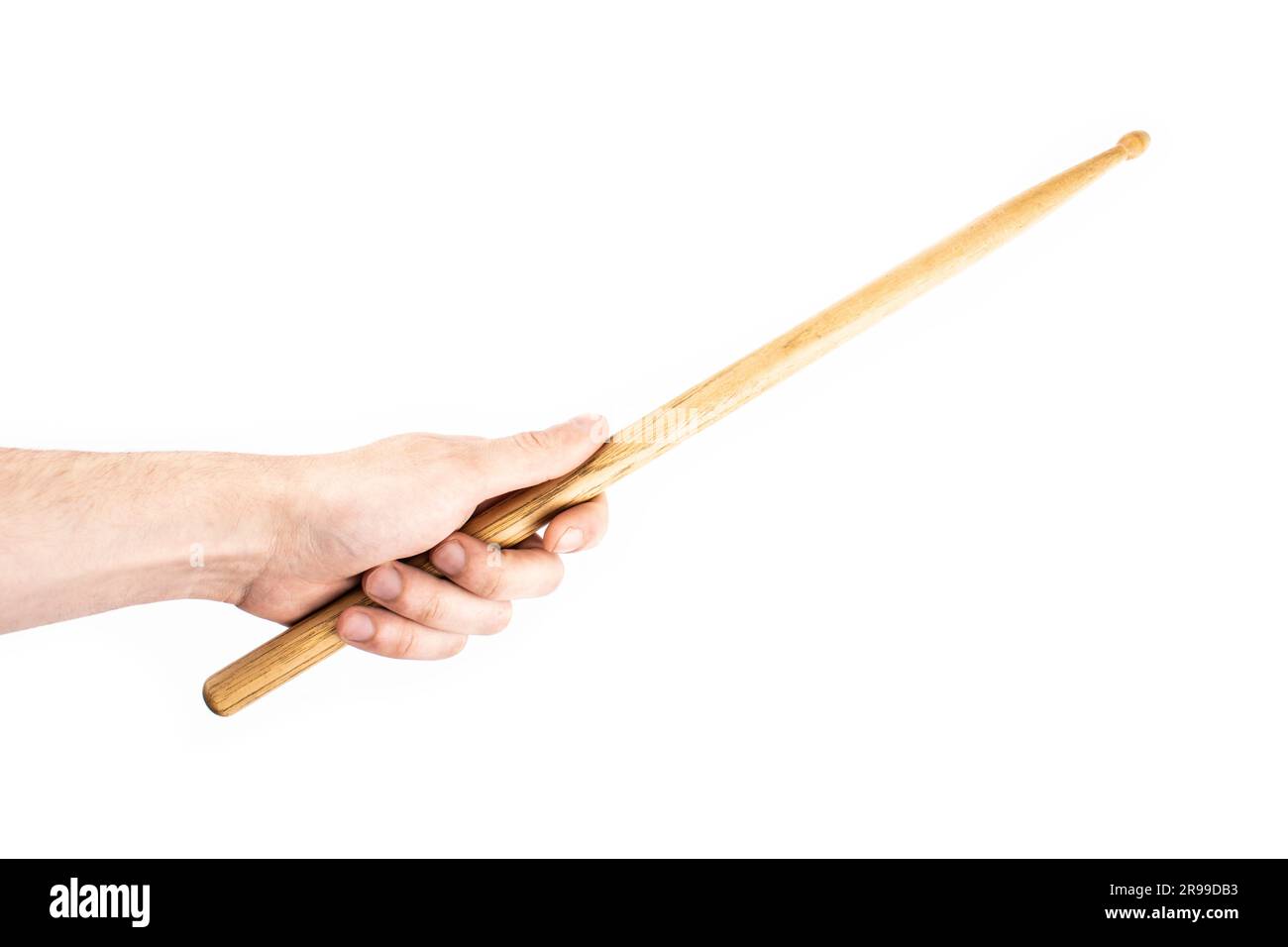 Männliche Hand mit Holzschlagstange isoliert auf weiß mit Clipping-Pfad Stockfoto