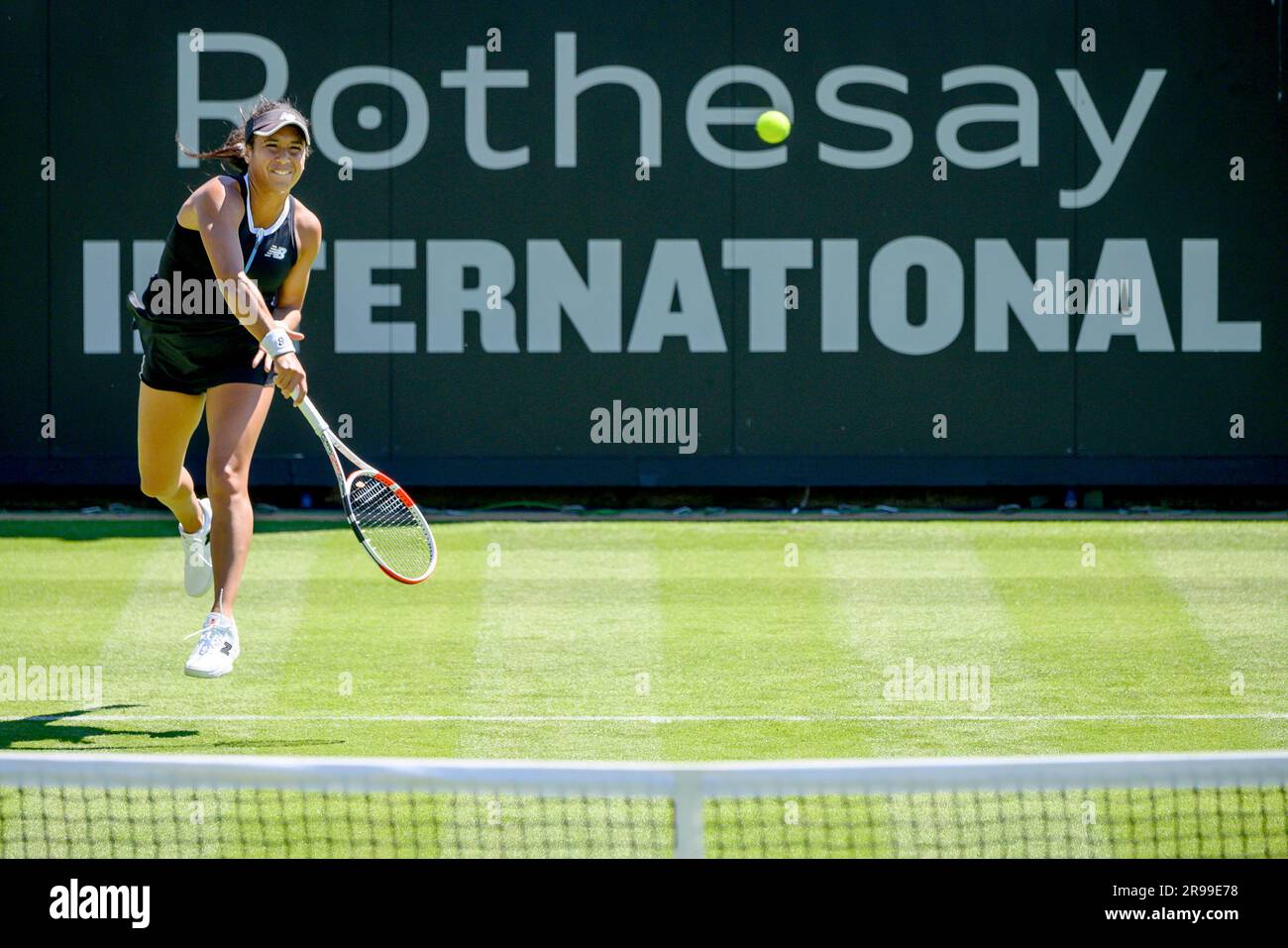 Heather Watson (GBR) spielt ihr Qualifikationsspiel in der ersten Runde am ersten Tag des Rothesay International, Eastbourne, 24. Juni 2023. Sie schlug... Stockfoto