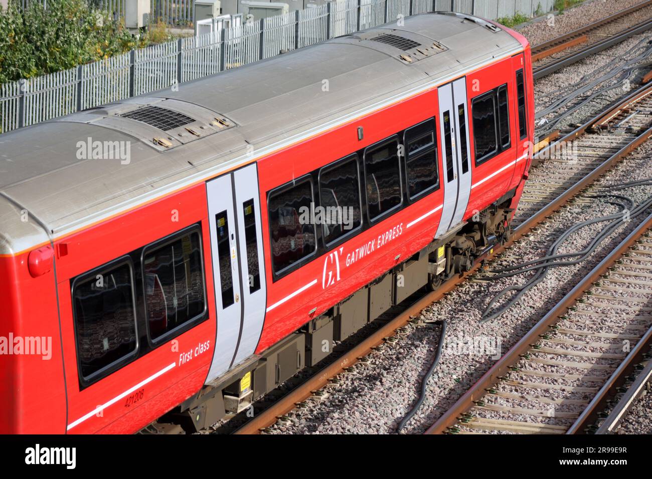 Ein Gatwick Express-Zug fährt vom Bahnhof am Flughafen Gatwick ab Stockfoto