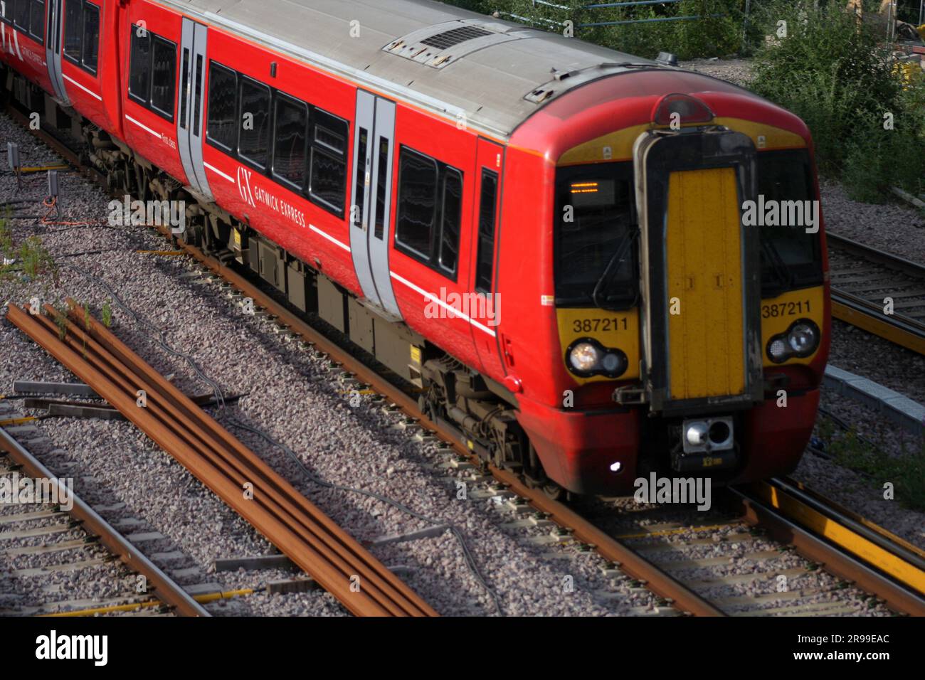 Ein Gatwick Express-Zug fährt vom Bahnhof am Flughafen Gatwick ab Stockfoto