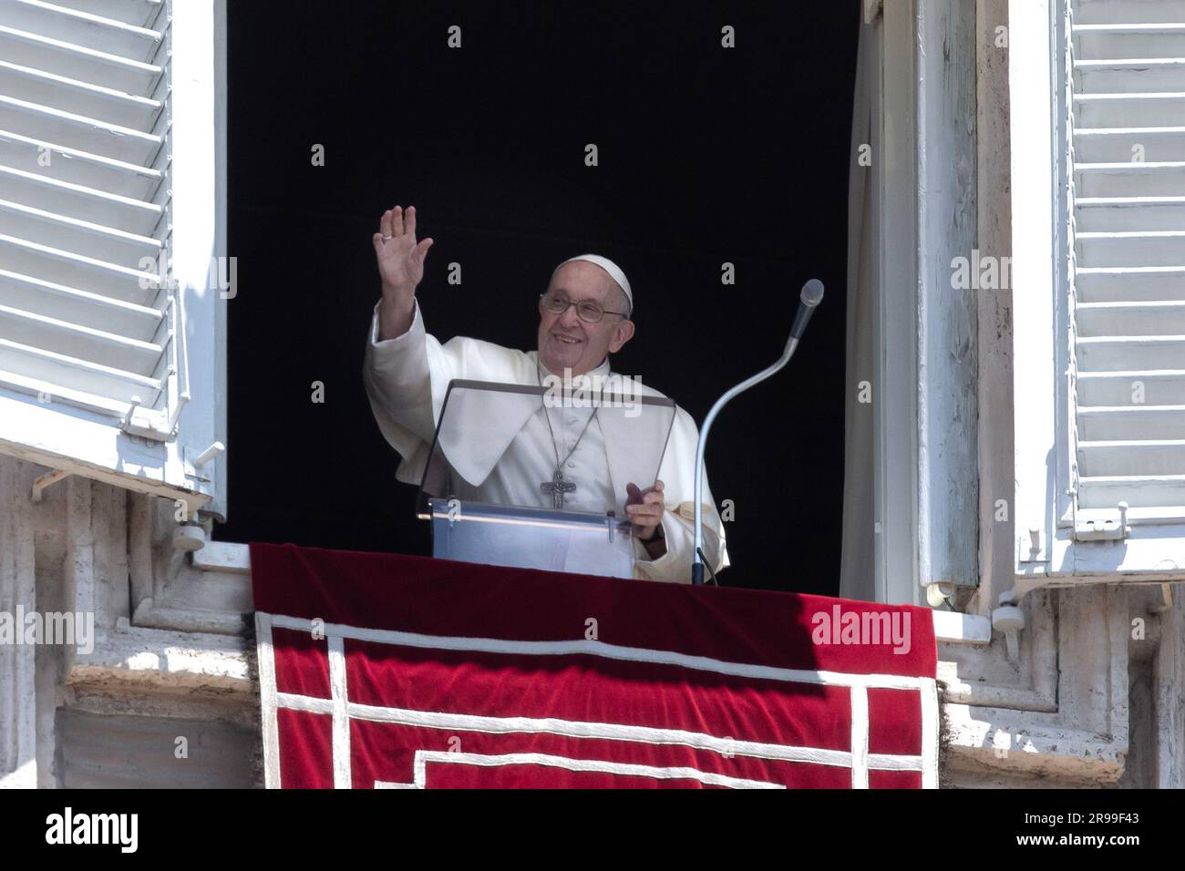 Vatikanstadt, Vatikan, 25. Juni 2023. Papst Franziskus betet am Sonntag Angelus mittags aus dem Fenster seines Ateliers mit Blick auf St. Petersplatz im Vatikan. Maria Grazia Picciarella/Alamy Live News Stockfoto