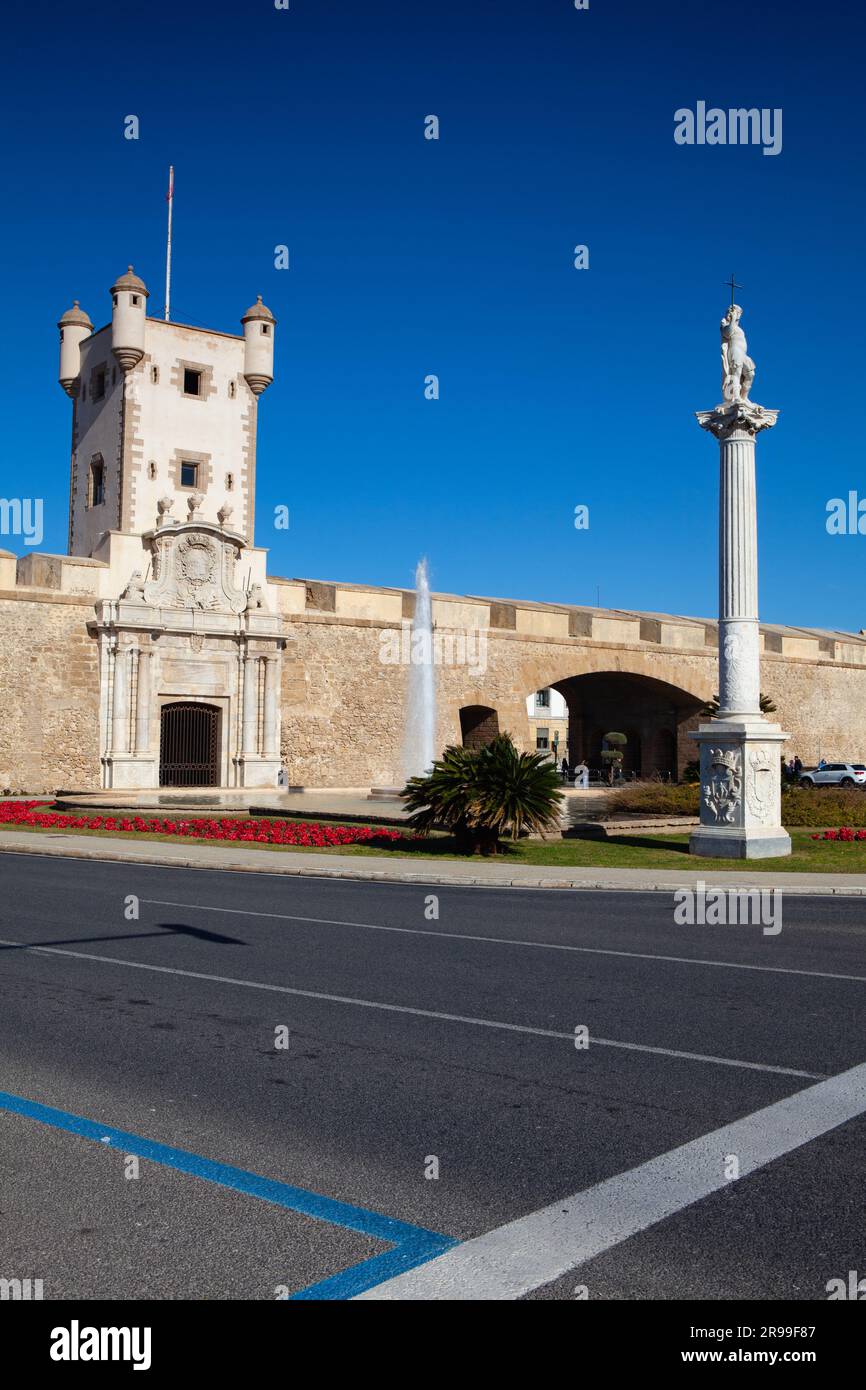 Blick auf die Türen des Erdturms am Constitution Place in Cadiz, Spanien. Der Platz der Verfassung ist einer der wichtigsten Plätze von Cadiz. Auf dieser s Stockfoto