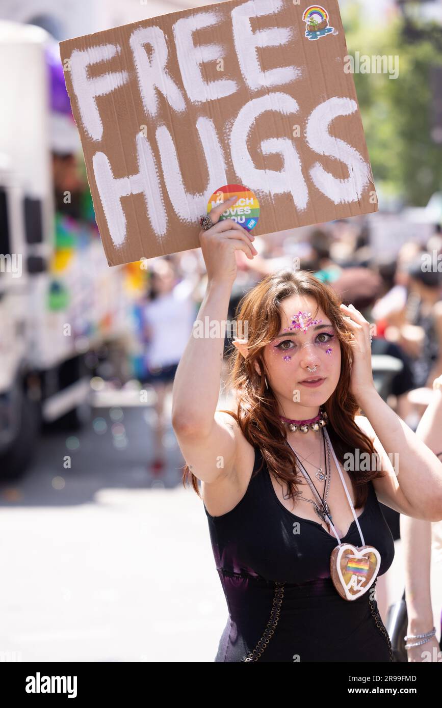 München - 24. Juni 2023: Bewohner der Parade am Christopher Street Day CSD in München. Ein Mädchen, das umarmt. Stockfoto
