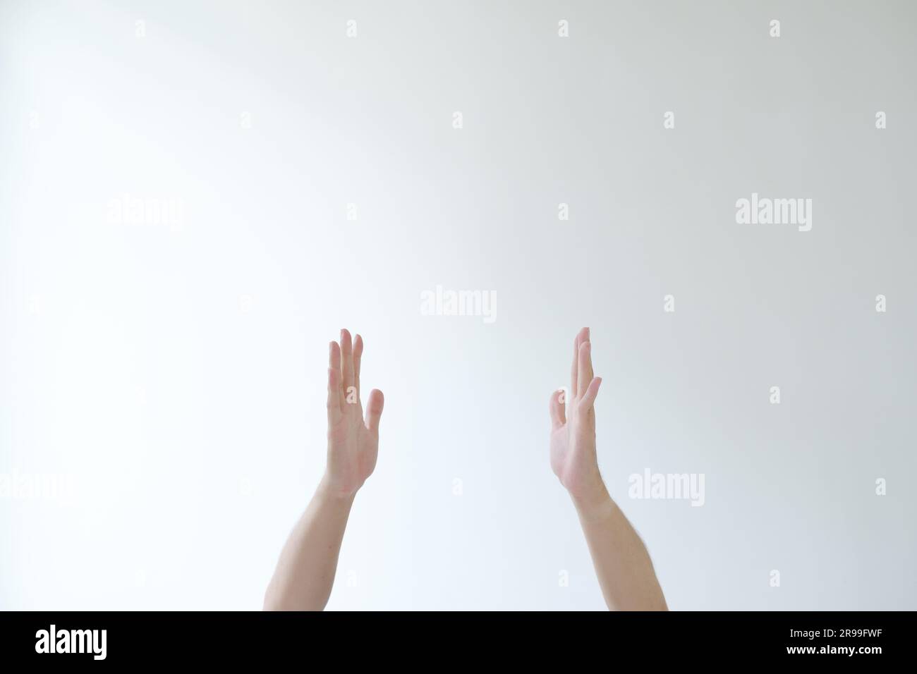 Die Hände der Menschen werden beten oder etwas anbeten. Isolierter weißer Hintergrund. Stockfoto