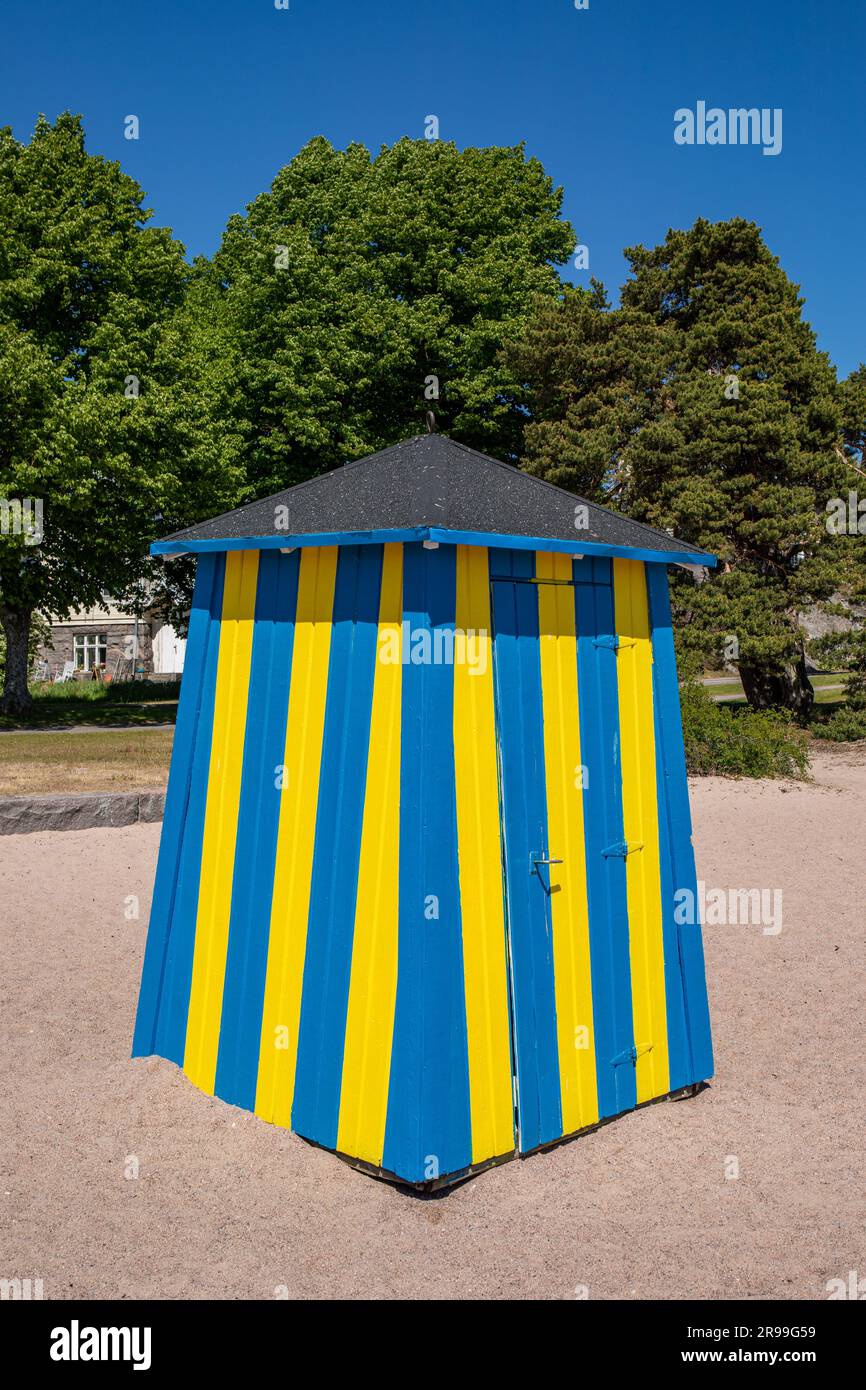 Farbenfrohe Strandhütte an einem sonnigen Sommertag in Centrums Badstrand oder Keskustan uimaranta in Hanko, Finnland Stockfoto