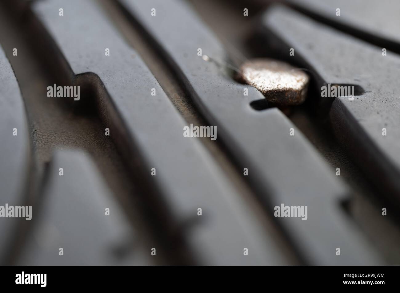 Metallnagel in der Makroansicht von Autoreifen Stockfoto