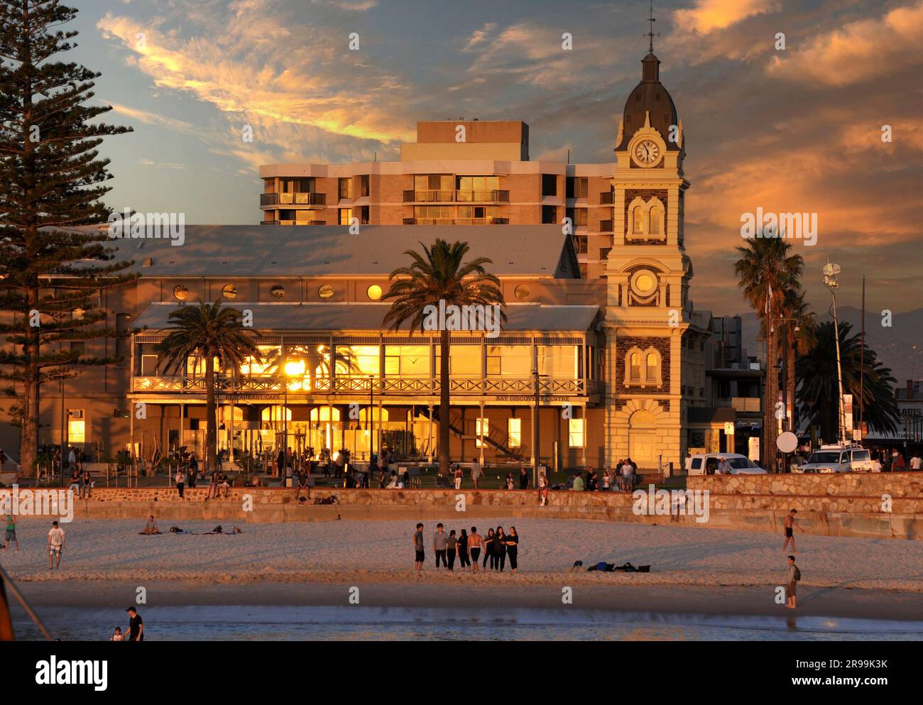 4. April 2016. Leute in Glenelg Beach, Adelaide, Südaustralien Stockfoto