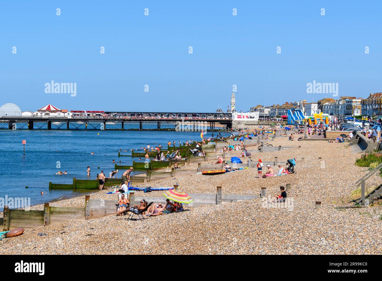 Herne Bay, Kent, Großbritannien - Hitze und sonnige Wetterbedingungen mit Temperaturen über 30C °C (86F °F) während einer Hitzewelle im Juni 2023. Stockfoto