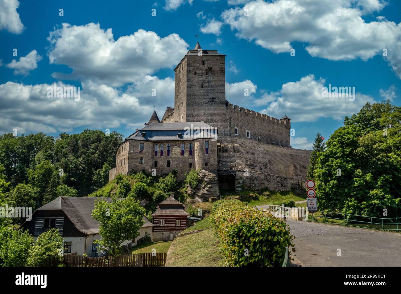 Luftblick auf das Schloss Kost in Libosovice, erbaut im hohen gotischen Stil, weißer Turm, umgeben von 2 konzentrischen Wänden im Böhmischen Paradies Stockfoto