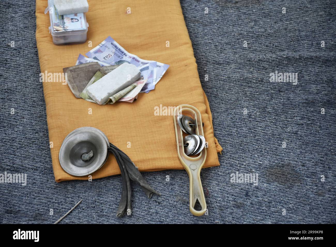 Musikinstrumente, Becken, Tamburine und Geld werden aufbewahrt Stockfoto