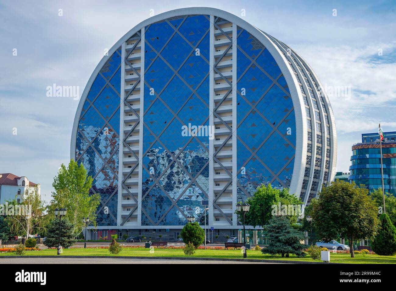 GROSNY, RUSSLAND 14. JUNI 2023 Runder Wolkenkratzer im Zentrum von