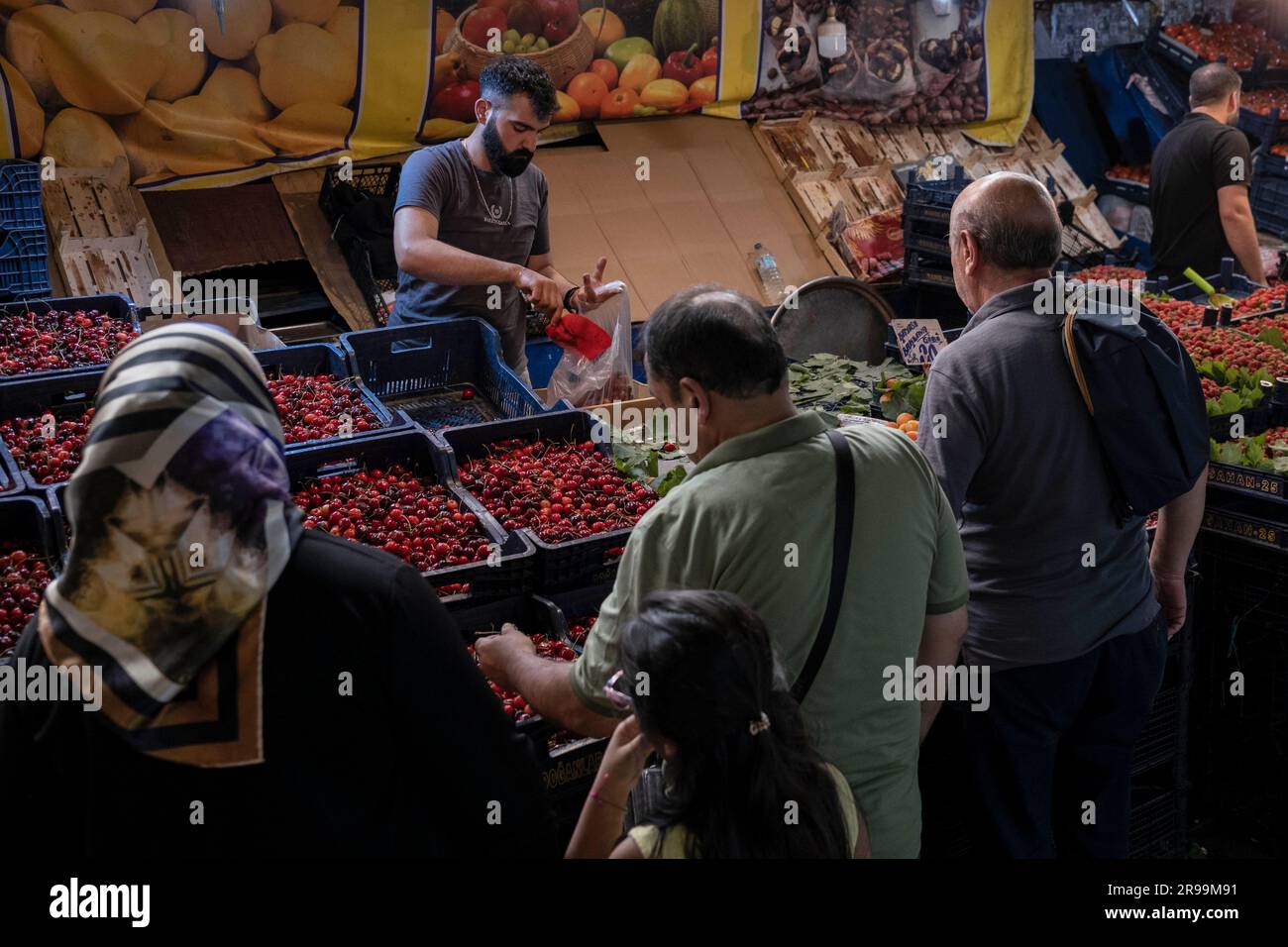 Ankara, Türkei. 24. Juni 2023. Auf dem Ulus-Markt kaufen Leute Gemüse und Obst ein. Der Anstieg des Dollars setzt sich in der Türkei rasch fort, die türkische Lira verliert weiterhin an Wert. Während die Auswirkungen der Wirtschaftskrise in der Türkei anhalten, kaufen Familien der unteren und mittleren Klasse vor Eid al-Adha ein. (Kreditbild: © Bilal Seckin/SOPA Images via ZUMA Press Wire) NUR REDAKTIONELLE VERWENDUNG! Nicht für den kommerziellen GEBRAUCH! Stockfoto