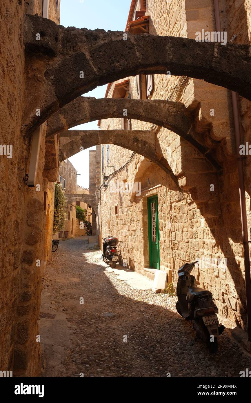 Blick auf eine enge Gasse mit Rollern in der Altstadt von Rhodos auf der Insel Rhodos in Griechenland Stockfoto