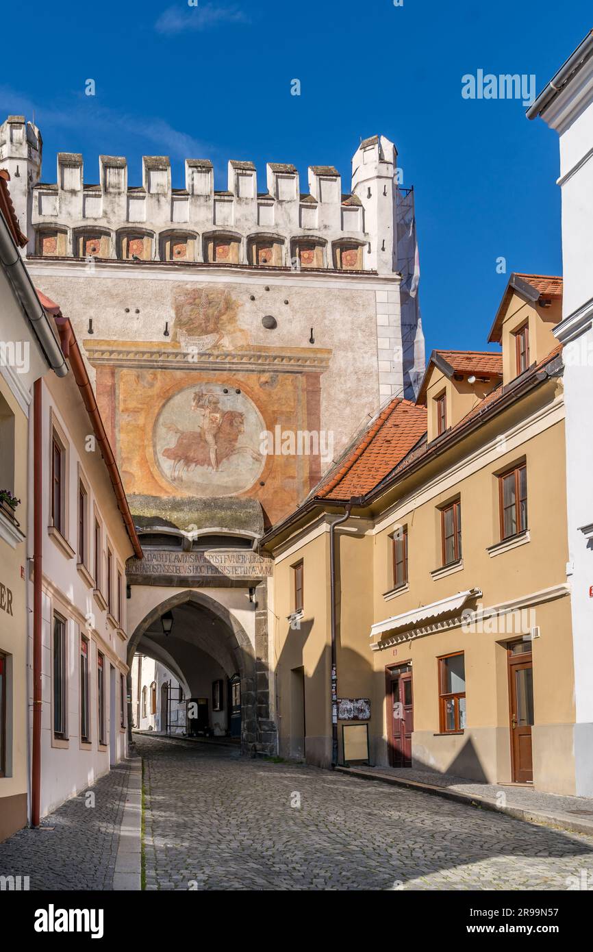 Mittelalterliches Stadttor mit Gemälden in Prachatice, Renaissance-Stadt in Böhmen Stockfoto