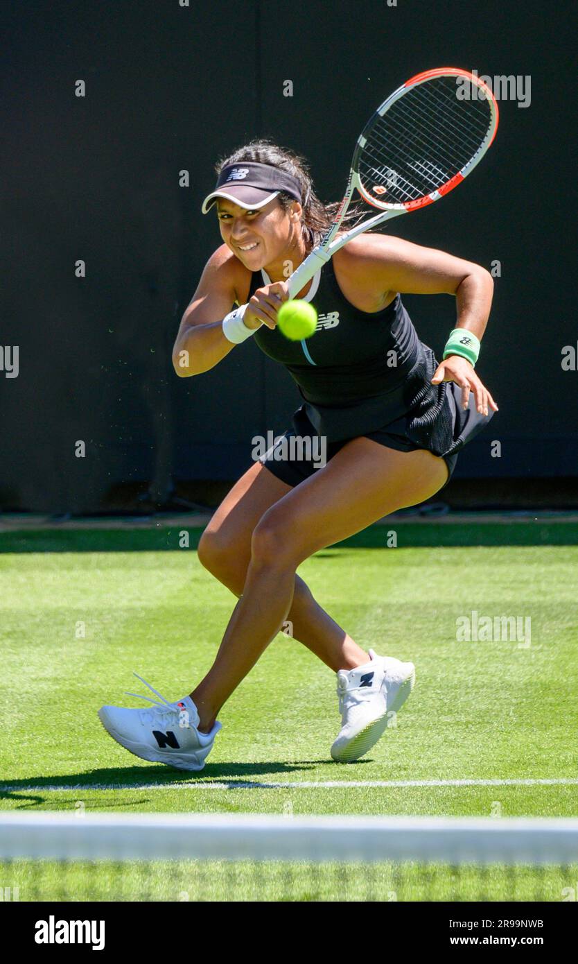 Heather Watson (GBR) spielt ihr Qualifikationsspiel in der ersten Runde am ersten Tag des Rothesay International, Eastbourne, 24. Juni 2023. Stockfoto