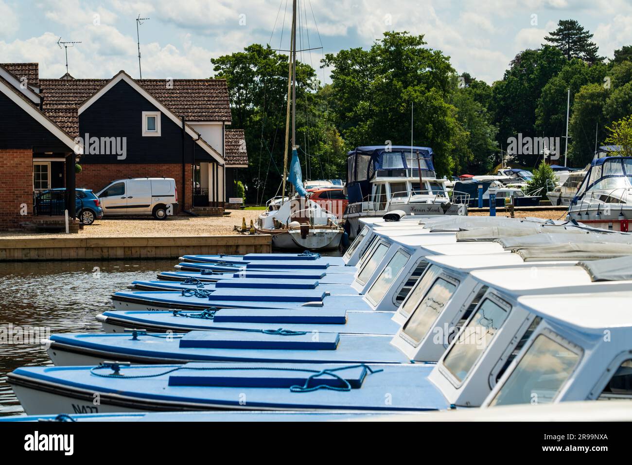 Wroxham, North Norfolk, Vereinigtes Königreich - Juni 21. 2023: Eine Reihe von Booten auf den Norfolk Broads in Wroxham Stockfoto