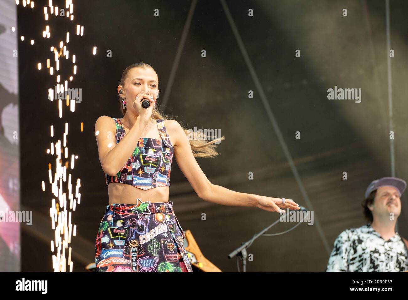 Wien, Österreich. 25. Juni 2023 Deutsche Sängerin Leony auf der Hauptbühne des „Donauinselfests“ 40., die ihre bekanntesten Songs und viele Songs anderer Bands darstellte. ©Andreas Stroh Stockfoto