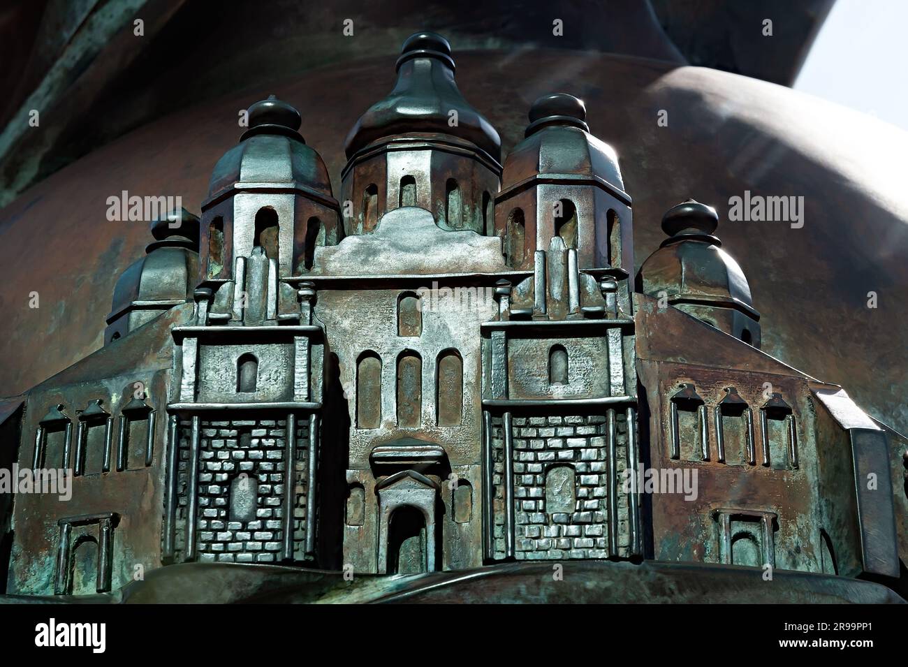 Dekoratives Relief mit Kirchenfassade Stockfoto