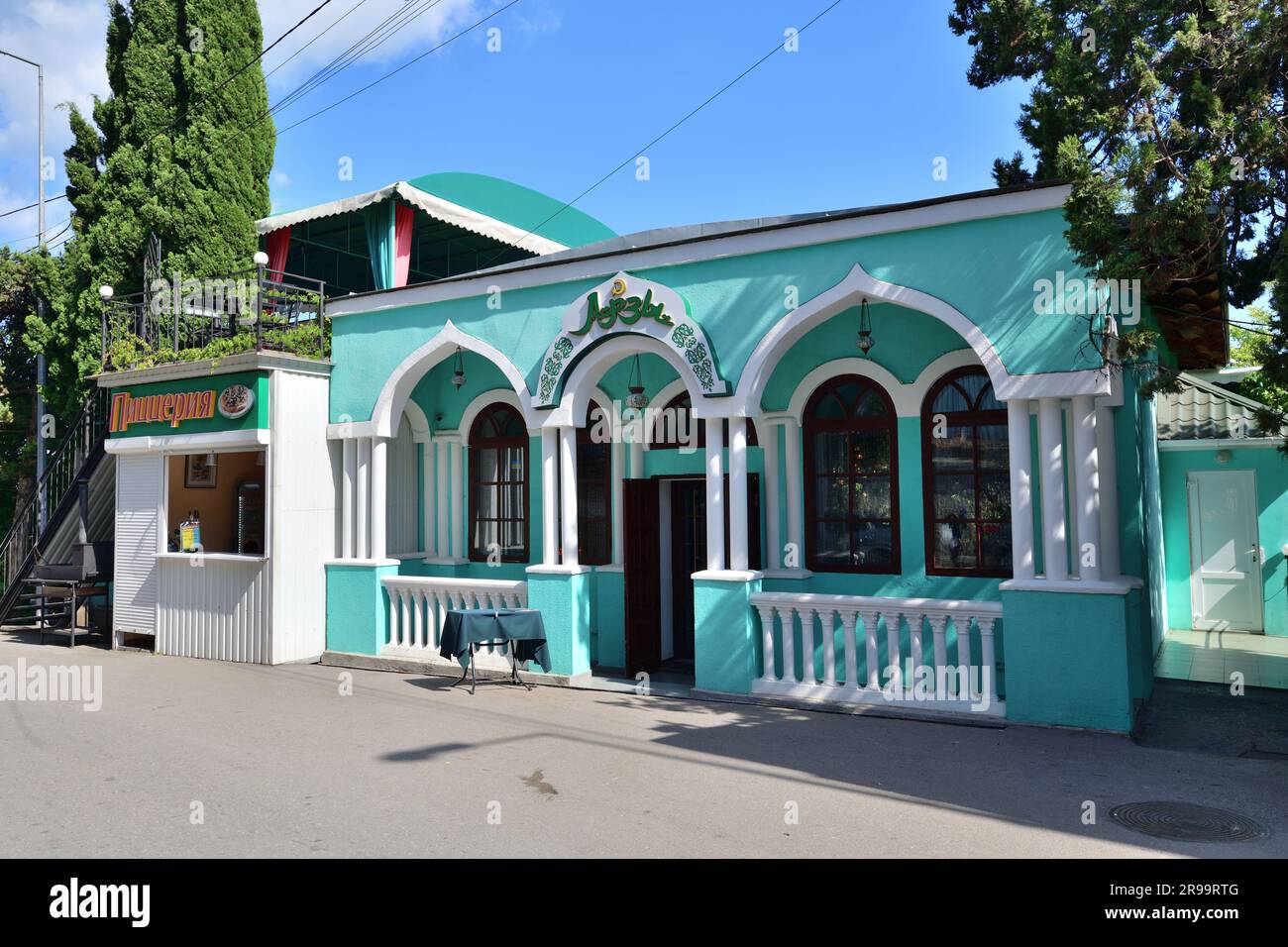 Simeiz, Krim - Juli 1. 2019. Café Arzy auf der Lenin Avenue Stockfoto