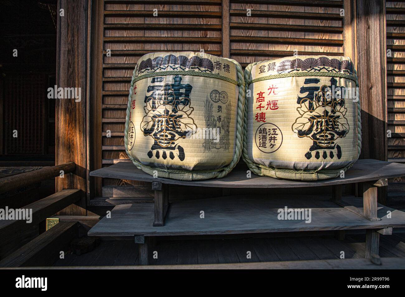 Herstellung japanischer Sake/ Strohmatte Fass Sake Fass am Shinto Schrein in Akashi, Hyogo Präfektur, Japan. Stockfoto