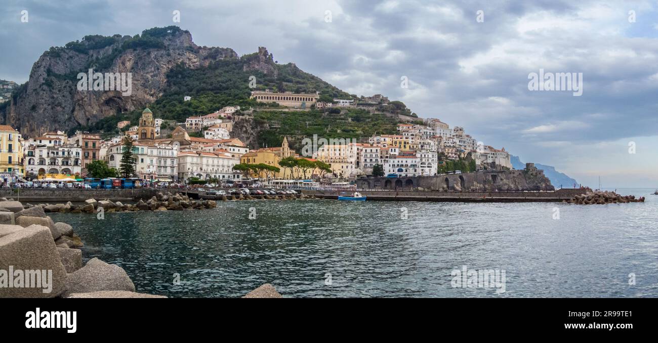 Amalfi, un precioso pueblo de la costa amalfitana, en un entorno natural espectacular, bajo escarpados acantilados. Italia Stockfoto