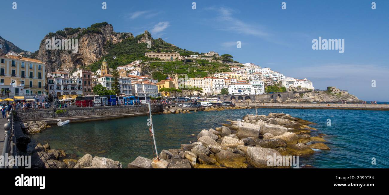 Amalfi, un precioso pueblo de la costa amalfitana, en un entorno natural espectacular, bajo escarpados acantilados. Italia Stockfoto