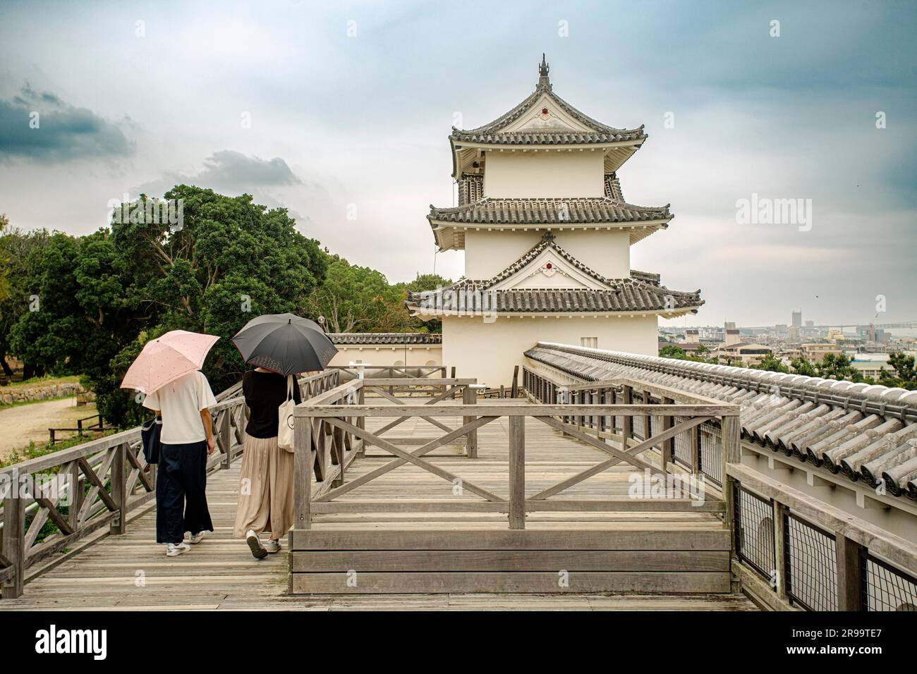 Japan/Präfektur Akashi/Hyogo/Japan, Schloss Akashi, Kishun-jo. Hitsujisaru Yagura, Turm, mit Chidorihafu-Gabel und Karahafu-Gabel. Stockfoto