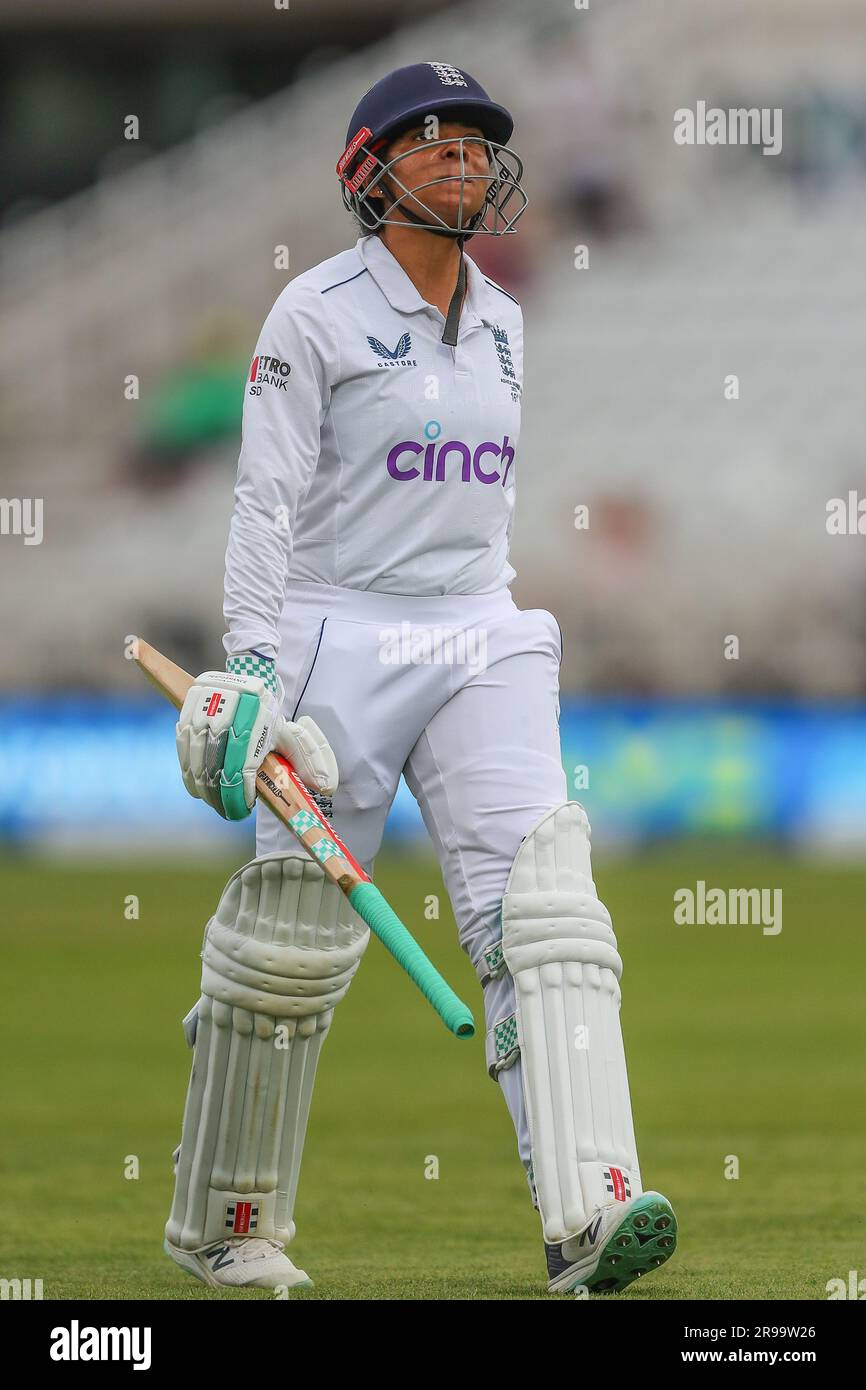 Sophia Dunkley aus England sieht deprimiert aus, als sie das Spielfeld verlässt, nachdem sie während des Spiels Women's Ashes 2023 der Metro Bank am 4. Tag England gegen Australien in Trent Bridge, Nottingham, Großbritannien, 25. Juni 2023 entlassen wurde (Foto von Gareth Evans/News Images) Stockfoto