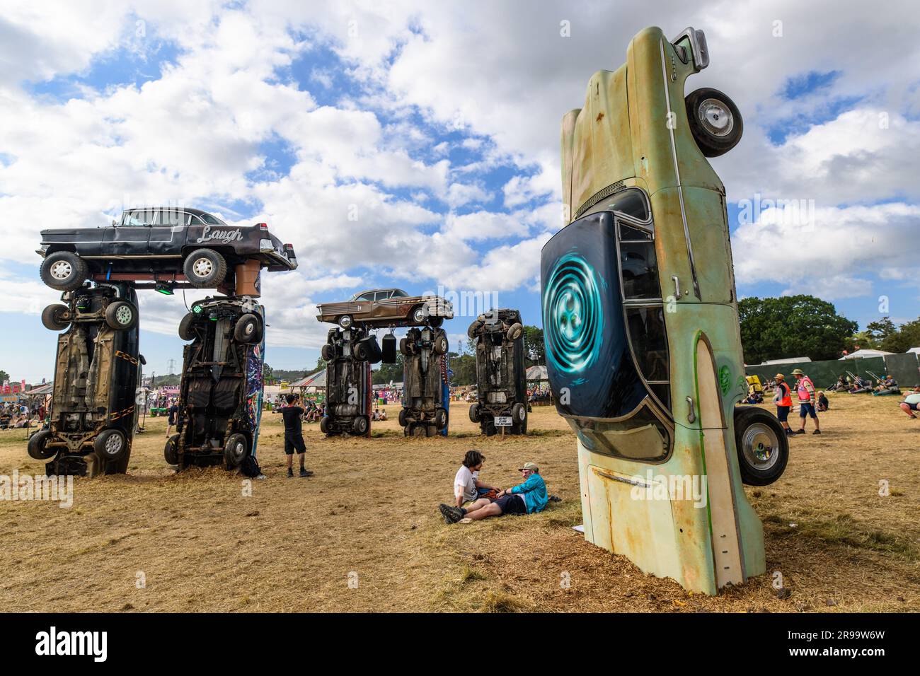 Somerset, Großbritannien. 25. Juni 2023 Carhenge, eine Installation des Künstlers Joe Rush, beim Glastonbury Festival auf der Worthy Farm in Somerset. Foto: Sonntag, 25. Juni 2023. Das Foto sollte lauten: Matt Crossick/Empics/Alamy Live News Stockfoto