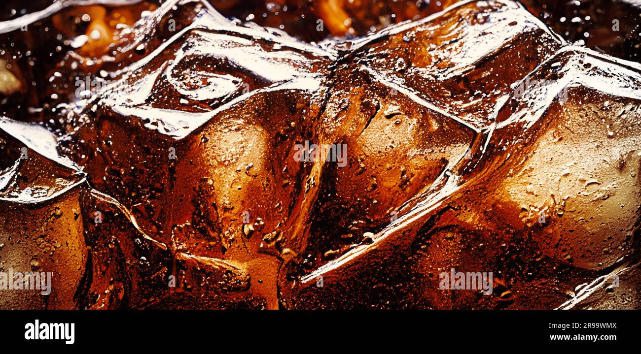 Cola mit Eis, Nahaufnahme der Eiswürfel in Cola-Wasser. Konsistenz des Karbonatgetränks mit Glasblasen. Cola Limonade und Eisspritzer, sprudelnd oder schwimmend Stockfoto