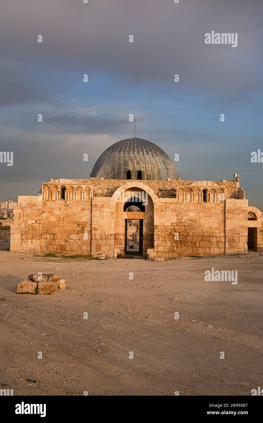Kiosk oder monumentales Tor zur Kammer des Umayyad Place auf dem Zitadellenhügel in Amman, Jordanien. Stockfoto