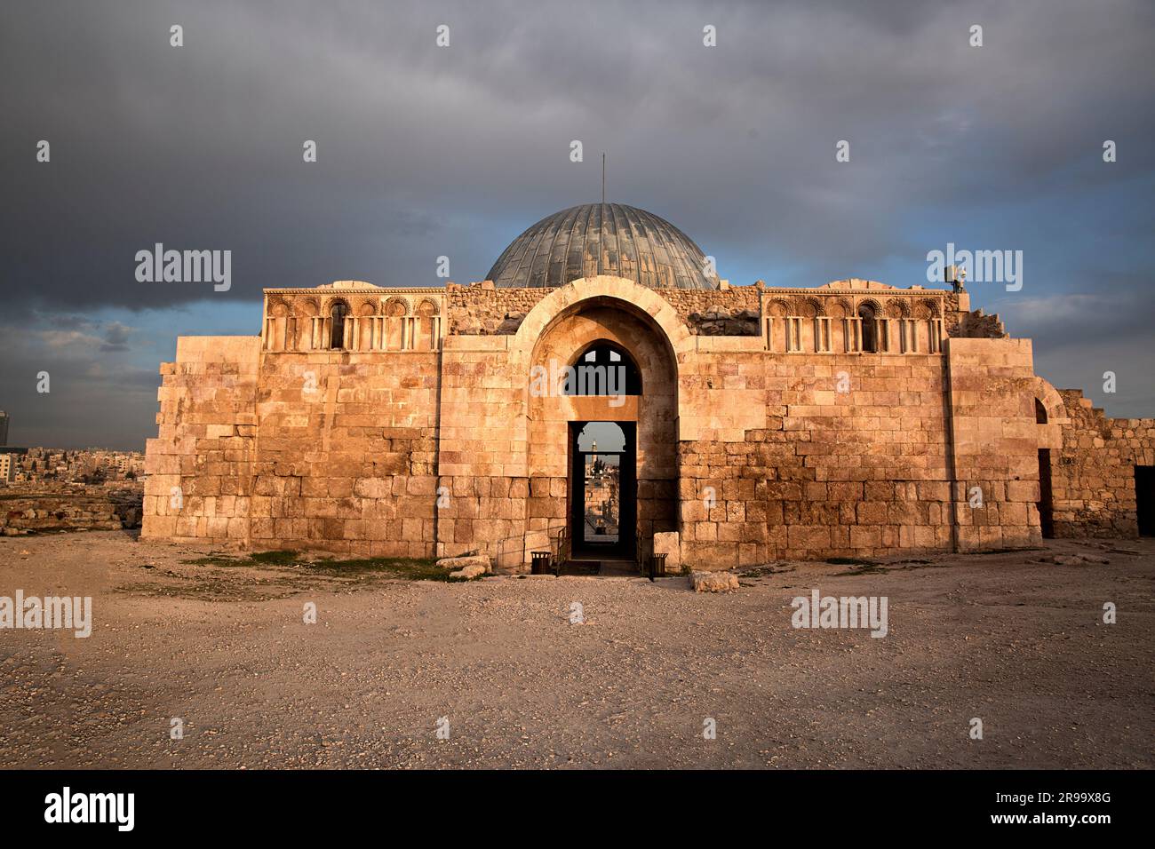 Kiosk oder monumentales Tor zur Kammer des Umayyad Place auf dem Zitadellenhügel in Amman, Jordanien. Stockfoto