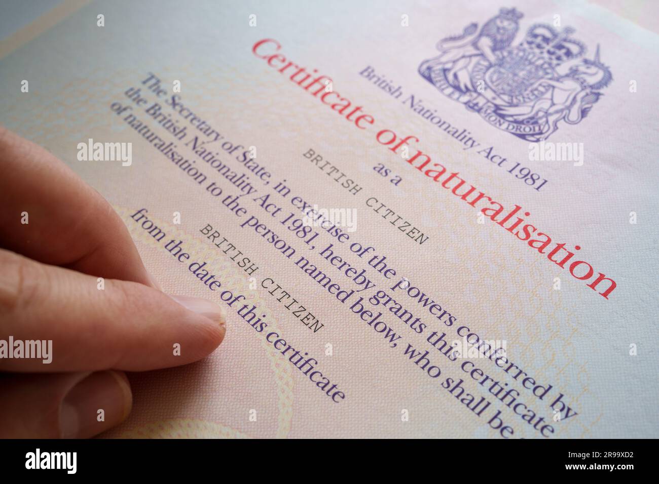 Zeige mit dem Finger auf die Einbürglichkeitsbescheinigung als britischer Bürger. Stafford, Großbritannien, 25. Juni 2023 Stockfoto